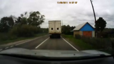 Грамотно увернулся от падающей фуры...