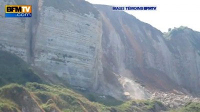 Огромная глыба скалы рухнула на пляж ...