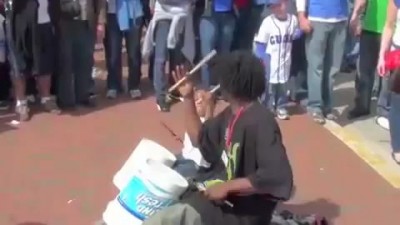 Отец и сын играют на банках