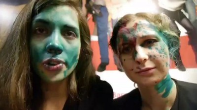 Толоконникову и Алехину облили зеленкой