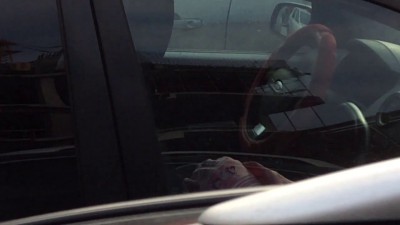 Ребенок один в машине