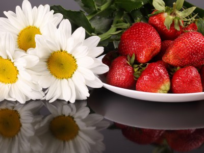 Клубничного настроения, вам, друзья!