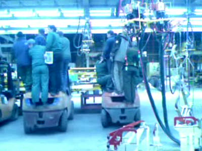 установка станины 10т,тремя трехтонниками.умное начальство  