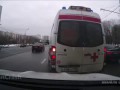 Водитель такси подрезал скорую помощь и полез в драку