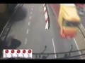 Экскаватор упал на дорогу ...