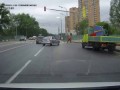 Дура за рулем! Успел отскочить, будешь жить!