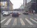 Велосепидист чуть не упал под колёса автомобиля