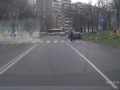 Дорога, женщина и пешеход