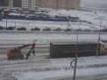 Экскаватор толкает фуру