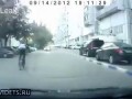 Дебил на BMX, решил перепрыгнуть через машину!!!