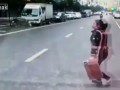 Попала под колеса