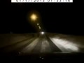 Глупая женщина с детьми перебегает дорогу