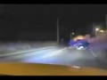 Полицейский спас водителя из горящей машины .