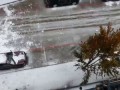 Техасс . Сход льдины с крыши .