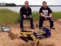 Взрослые играют в крутые машинки