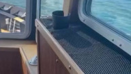 Залез под буксирный трос