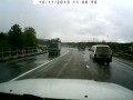 Как не следует поступать на мокрой трассе