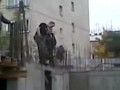 Рабочий прыгнул в цемент