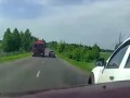 Вежливый водитель останавливается, чтобы пропустить машину