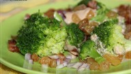 из брокколи и бекона с изюмом