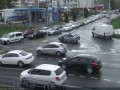 Сотрудник ДПС пытается остановить свадебный кортеж