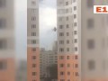 Ураган бьет строителей в люльке об стену дома