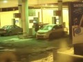 Девушка на заправке моет бензином лобовое стекло