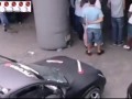 Дрифтер на фуре сносит толпу зрителей ...