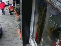 Мама прикрыла собой ребёнка