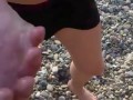 Съесть медузу и запить пивом на спор.