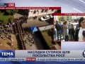 Плакаты с надписями "смерть России" принесли протестующие под посольство РФ в Киеве