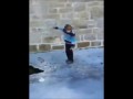 Сломал лед и уплыл