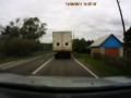 Грамотно увернулся от падающей фуры...