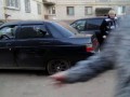 Мужик разбил машину монтировкой