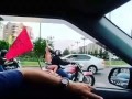 Раскрепощенная девушка на байке промчалась по улицам Красноярска