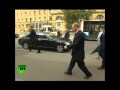 шел по улице разведчик